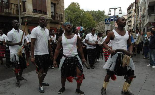 Danzas de un colectivo inmigrante de la localidad animan las fiestas patronales de Durango. 