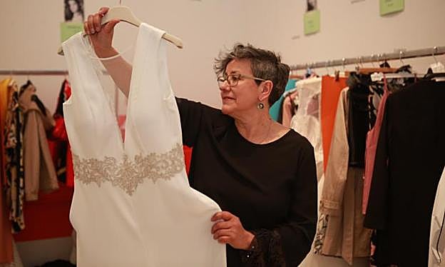 Mitas Rozado con uno de los monos de Ríos Moda.