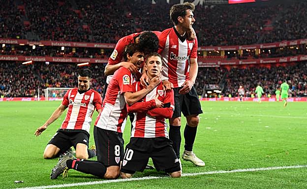 Muniain recibe el abrazo de sus compañeros tras convertir el penalti que dio el triunfo al Athletic.