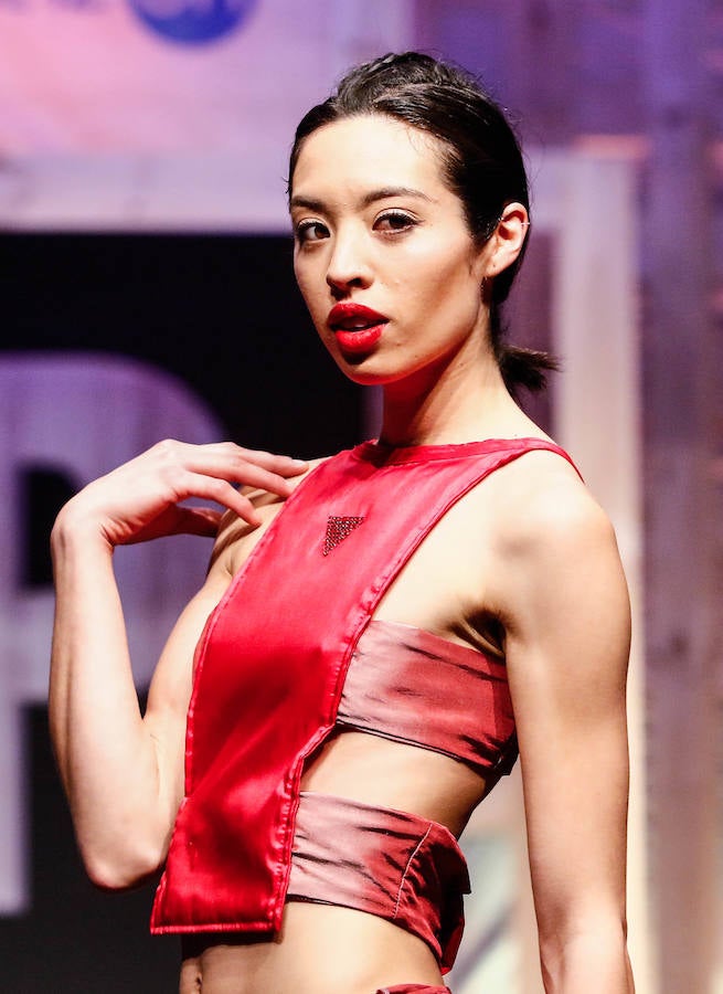 Los nuevos creadores pisan fuerte en la Pasarela Gasteiz On con originales looks, vestidos de ensueño, prendas recicladas y estilismos reivindicativos.