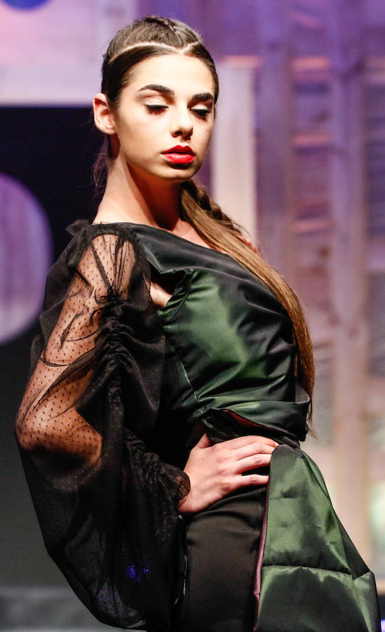 Los nuevos creadores pisan fuerte en la Pasarela Gasteiz On con originales looks, vestidos de ensueño, prendas recicladas y estilismos reivindicativos.