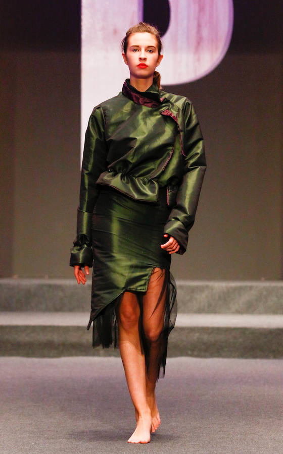 Los nuevos creadores pisan fuerte en la Pasarela Gasteiz On con originales looks, vestidos de ensueño, prendas recicladas y estilismos reivindicativos.