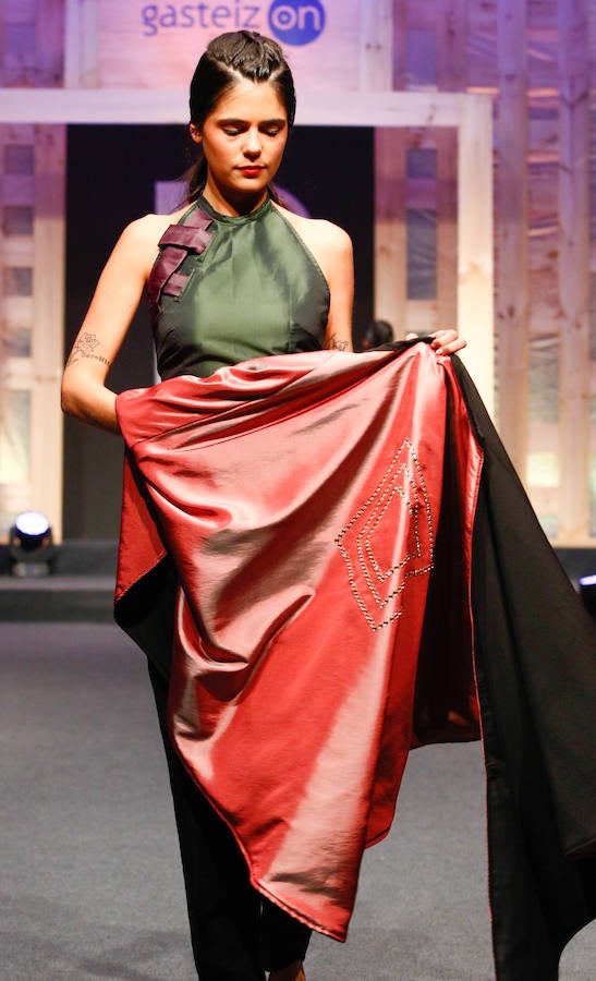 Los nuevos creadores pisan fuerte en la Pasarela Gasteiz On con originales looks, vestidos de ensueño, prendas recicladas y estilismos reivindicativos.