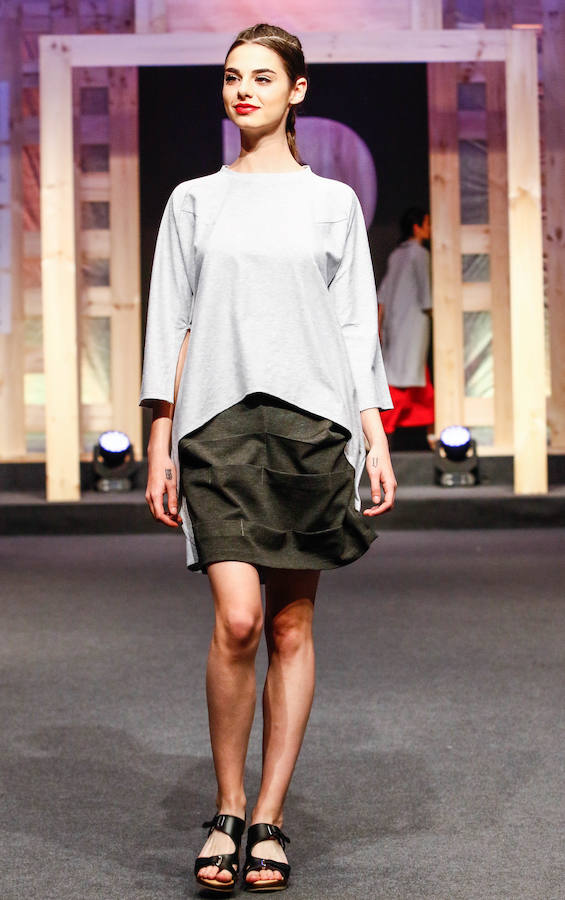 Los nuevos creadores pisan fuerte en la Pasarela Gasteiz On con originales looks, vestidos de ensueño, prendas recicladas y estilismos reivindicativos.