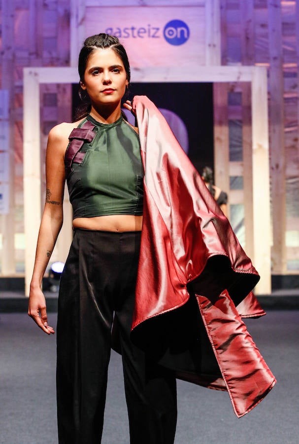 Los nuevos creadores pisan fuerte en la Pasarela Gasteiz On con originales looks, vestidos de ensueño, prendas recicladas y estilismos reivindicativos.