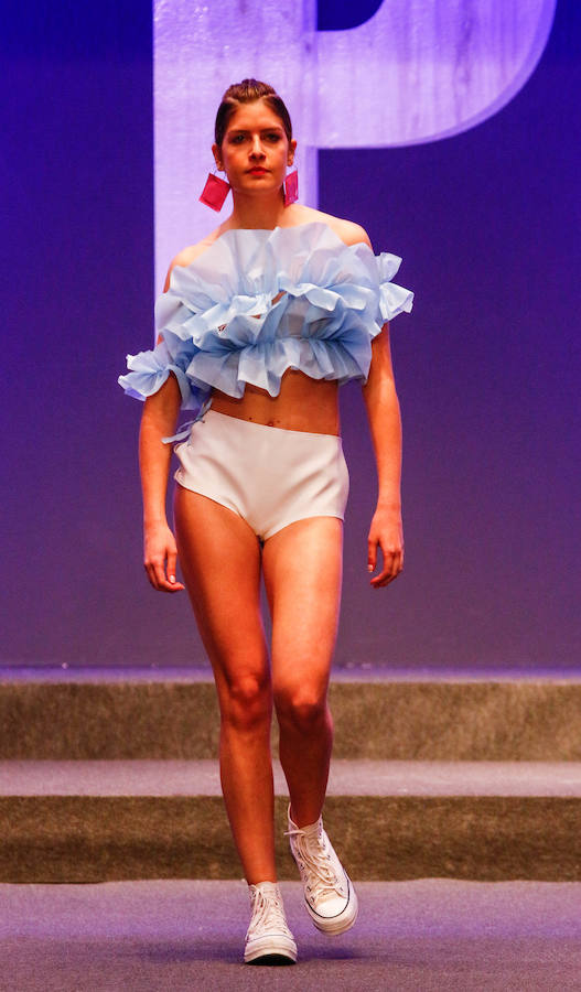 Los nuevos creadores pisan fuerte en la Pasarela Gasteiz On con originales looks, vestidos de ensueño, prendas recicladas y estilismos reivindicativos.