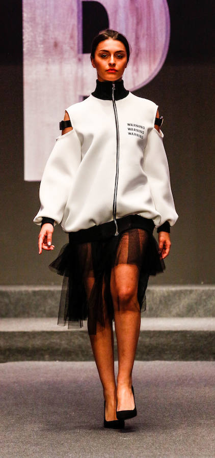 Los nuevos creadores pisan fuerte en la Pasarela Gasteiz On con originales looks, vestidos de ensueño, prendas recicladas y estilismos reivindicativos.