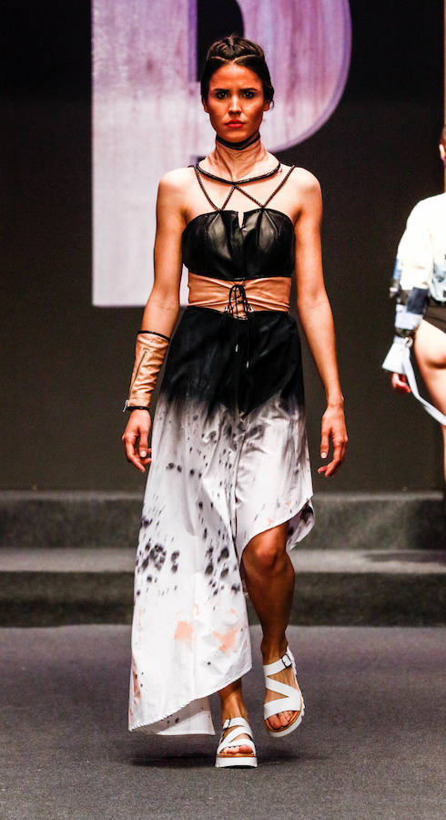 Los nuevos creadores pisan fuerte en la Pasarela Gasteiz On con originales looks, vestidos de ensueño, prendas recicladas y estilismos reivindicativos.