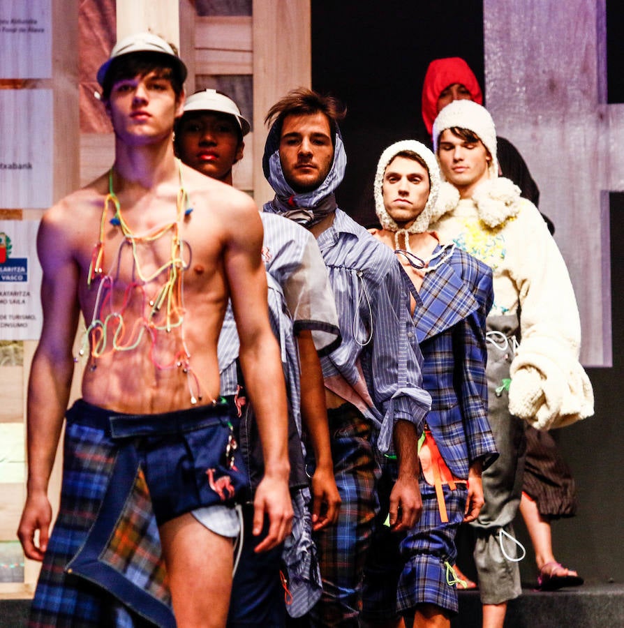 Los nuevos creadores pisan fuerte en la Pasarela Gasteiz On con originales looks, vestidos de ensueño, prendas recicladas y estilismos reivindicativos.