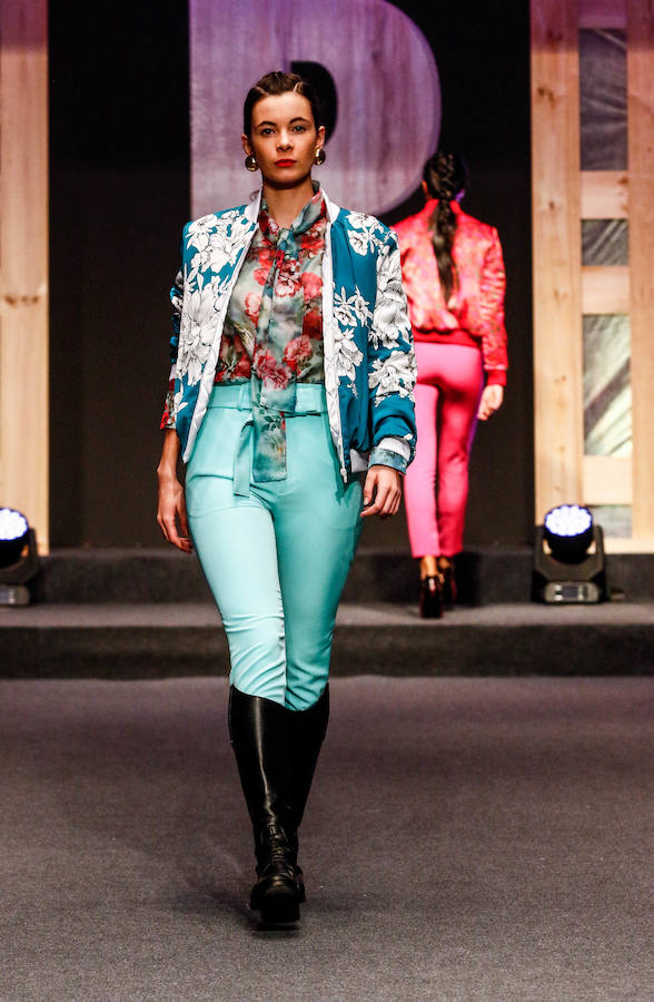 Los nuevos creadores pisan fuerte en la Pasarela Gasteiz On con originales looks, vestidos de ensueño, prendas recicladas y estilismos reivindicativos.