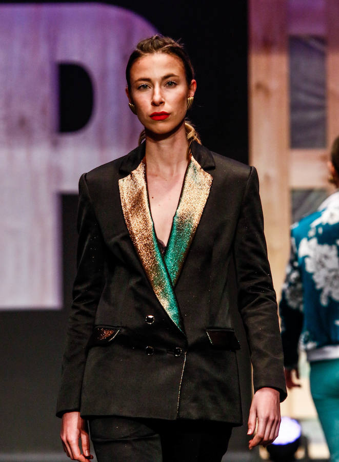 Los nuevos creadores pisan fuerte en la Pasarela Gasteiz On con originales looks, vestidos de ensueño, prendas recicladas y estilismos reivindicativos.