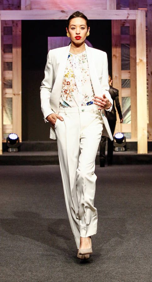 Los nuevos creadores pisan fuerte en la Pasarela Gasteiz On con originales looks, vestidos de ensueño, prendas recicladas y estilismos reivindicativos.