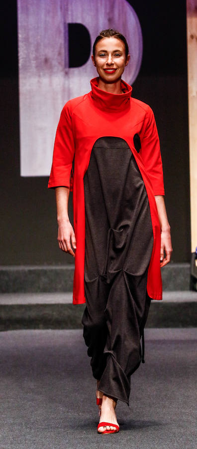 Los nuevos creadores pisan fuerte en la Pasarela Gasteiz On con originales looks, vestidos de ensueño, prendas recicladas y estilismos reivindicativos.