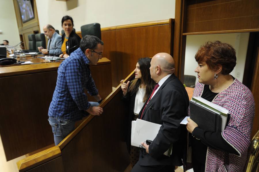 La presidenta del parlamento conversa con Julen Arzuaga, de EH Bildu