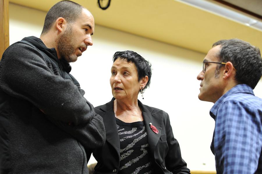Estarrona, Goirizelaia y Arzuaga conversan sobre lo sucedido hoy en el Parlamento.