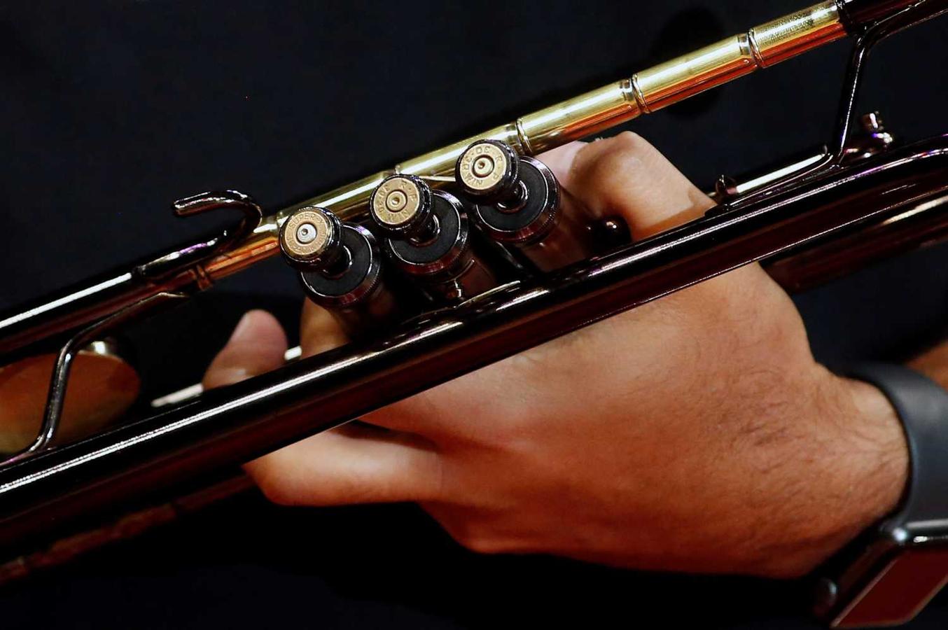 El músico Glen Friedman, sostiene The Instrument of Hope, una trompeta hecha con balas recogidas tras el tiroteo en la escuela Parkland en 2018, en el que murieron 17 personas