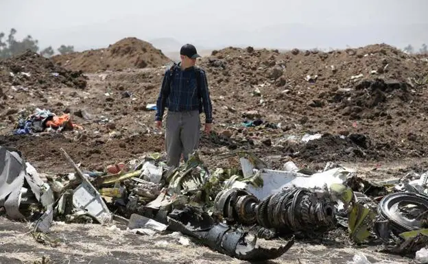 Un investigador observa los restos del fuselaje del Boeing 737 MAX 8 que se estrelló el pasado marzo en Etiopía.