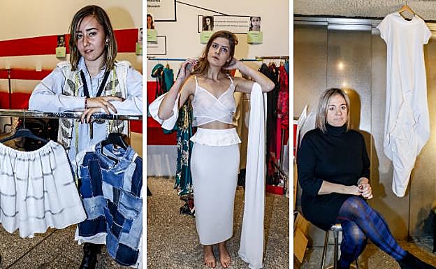 La diseñadora Ester Rueda, la modelo Paula Gatón con un 'look' de prendas recicladas de Elena Gil, y la creadora Fanny Alonso.l