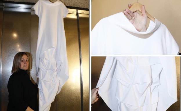 La diseñadora guipuzcoana con su pieza estrella.