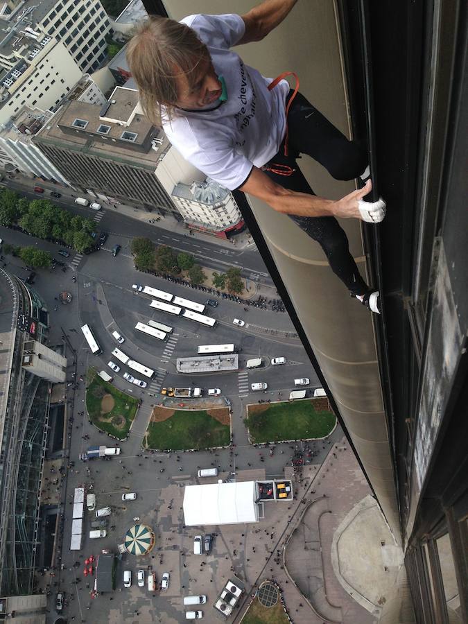 Fotos: Alain Robert ha coronado más de un centenar de edificios con la única ayuda de sus manos y sus pies