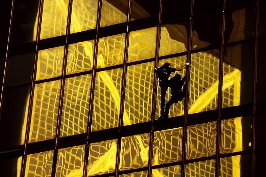 Fotos: Alain Robert ha coronado más de un centenar de edificios con la única ayuda de sus manos y sus pies