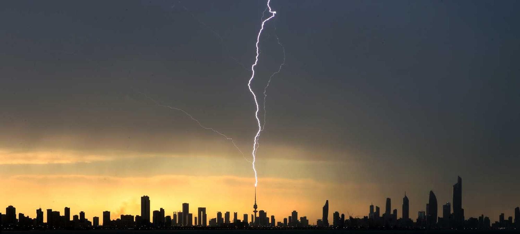 Rayo impactando en la Torre de la Liberación (Kuwait), durante una tormenta 
