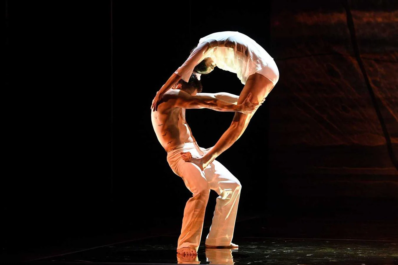 Dos bailarines bailan la pieza Aurum durante un ensayo general del ballet Verve, de la compañía Australian Ballet