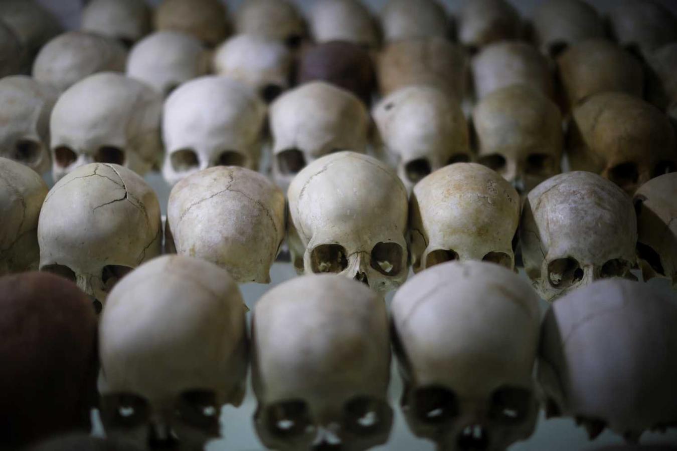 Cráneos de víctimas del genocidio ruandés de 1994 expuestos en la iglesia católica de Ntarama, en Kigali
