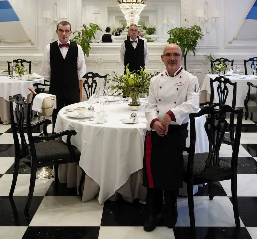 Bittor Urrutia, Manu Larrauri y el jefe de cocina Julio Heras en el restaurante Club Náutico del hotel bilbaíno López de Haro. 