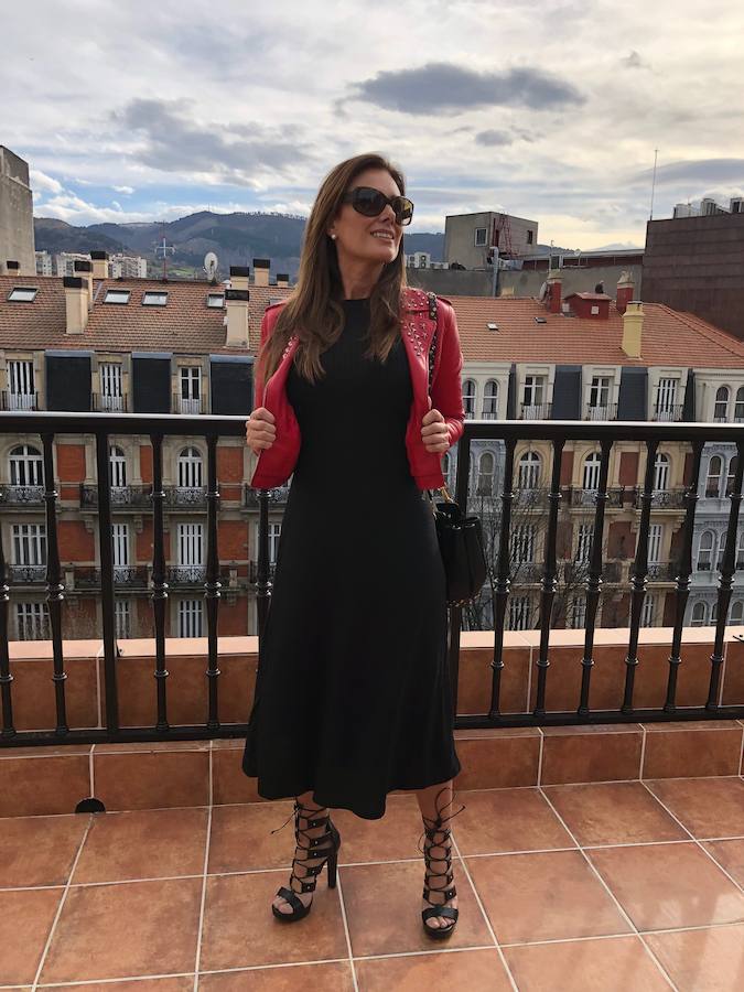 Cazadora roja de cuero, ¿con pantalón o vestido?