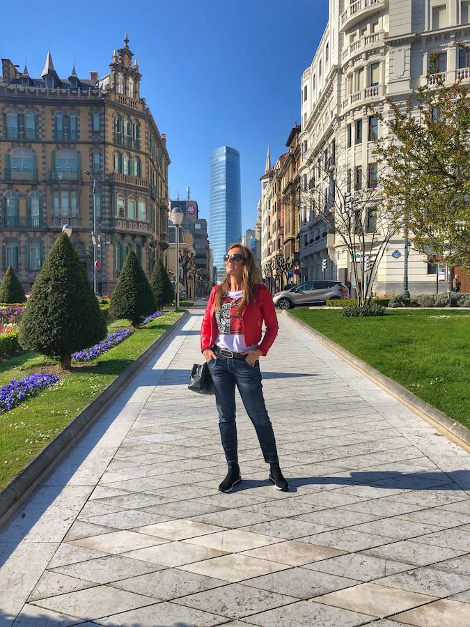 Cazadora roja de cuero, ¿con pantalón o vestido?