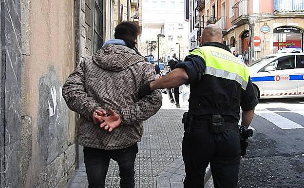 Imagen principal - Apuñalan a un joven de 22 años mientras su amigo denunciaba un robo en San Francisco