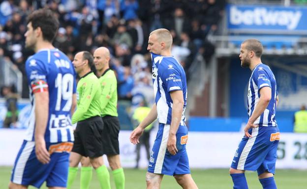 Los jugadores del Alavés abandonan el terreno de juego tras encajar en el descuento el tanto del Leganés.