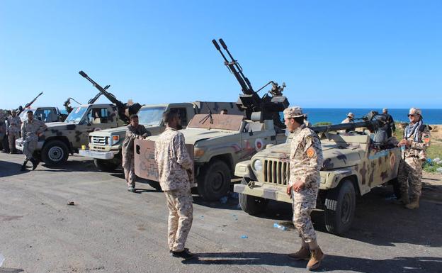 Convoy de vehículos militares en Misrata (Siria) para unirse a las fuerzas de Trípoli.