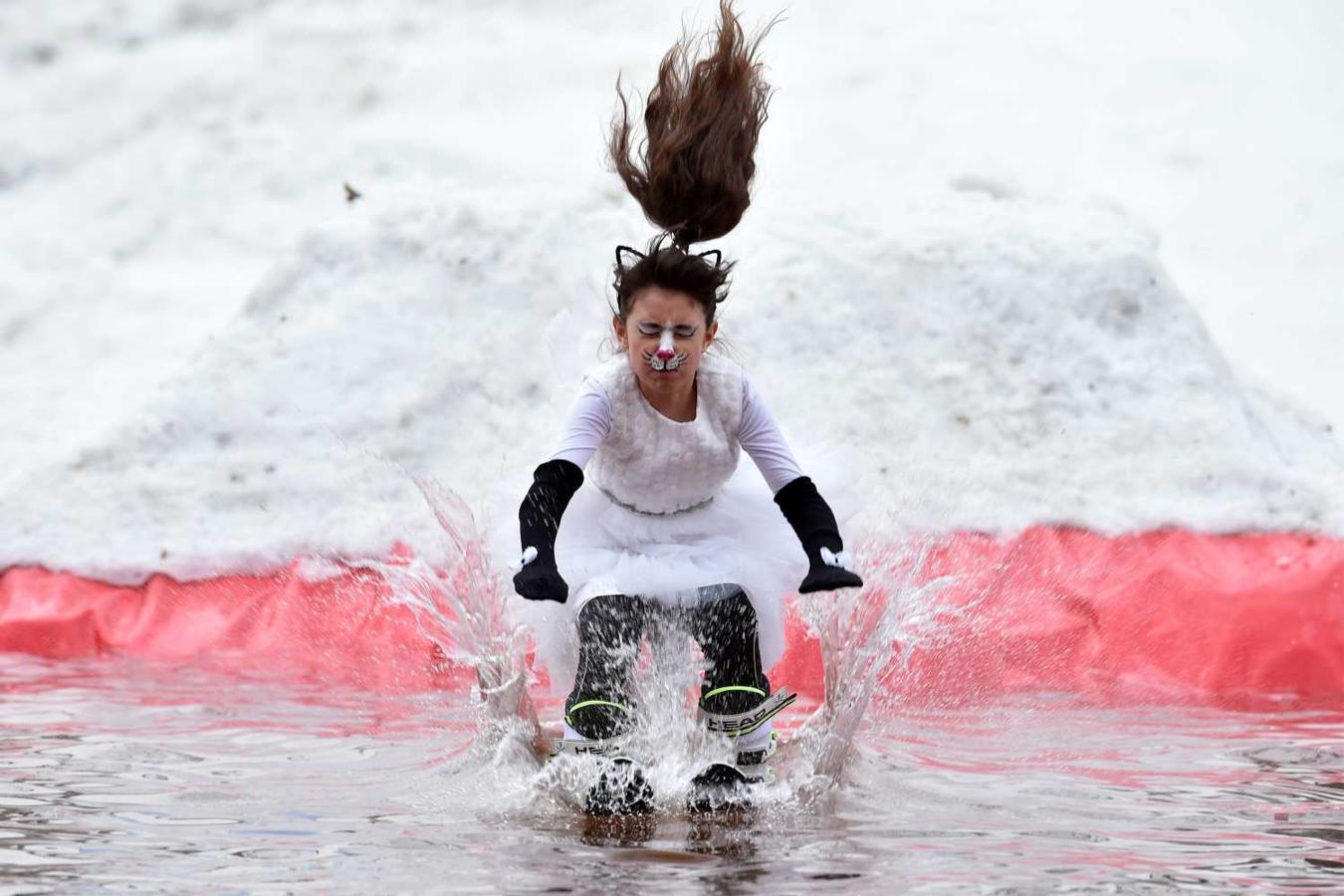 Vista de una de las participantes en el "Californication 9.0", competición humorística de descenso en esquís o snowboard, que se celebra en Minsk para festejar el fin del invierno