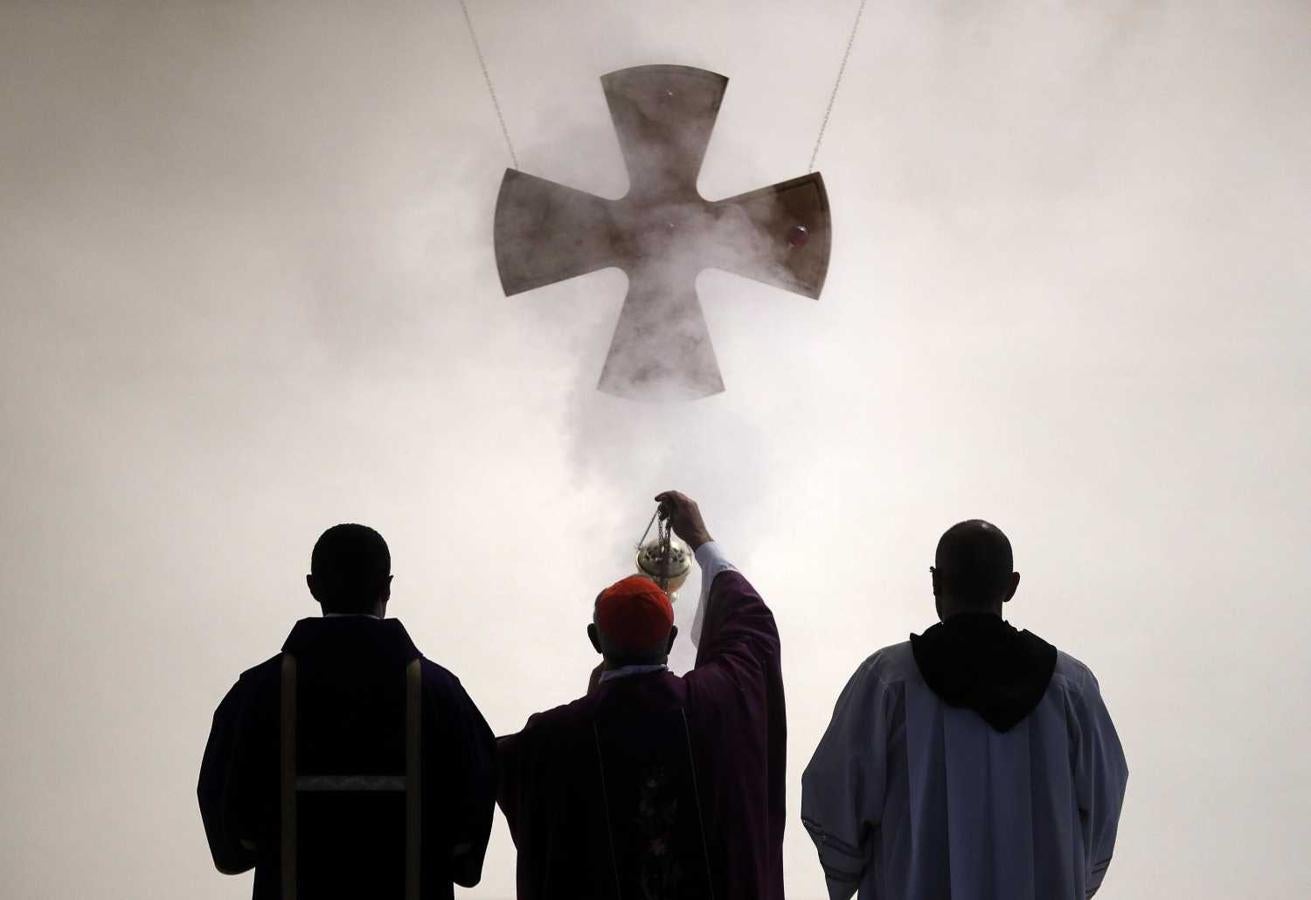 El Papa Francisco esparce el incienso en la inauguración de la iglesia parroquial de San Giulio en Roma