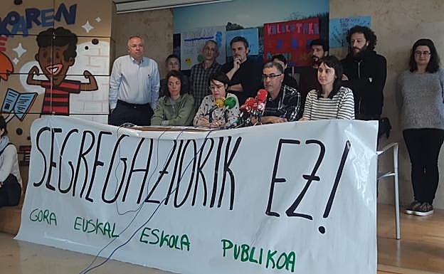 La plataforma a favor de la Escuela Pública ha pedido la dimisión de Blanca Guerrero en una rueda de prensa.