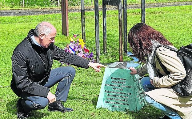 El portavoz de Lakua, Josu Erkoreka, y la directora de Gogora, Aintzane Ezenarro, ayer en Gurs. 