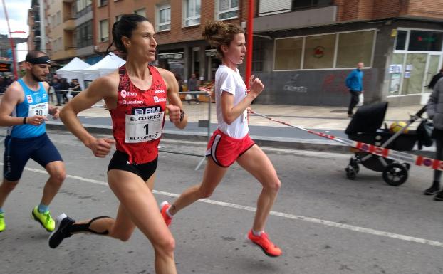 Elena Loyo luce el dorsal uno durante una competición