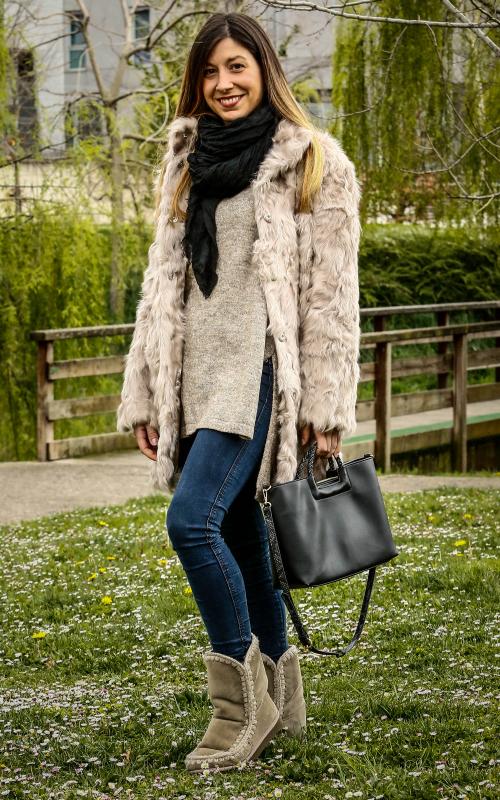 A Iratxe Villar le gusta adaptarse a la situación a la hora de vestir, “soy muy variable”. Aunque estemos en primavera, el termómetro le ha llevado a decantarse hoy por un abrigo de pelo y las botas Mou.