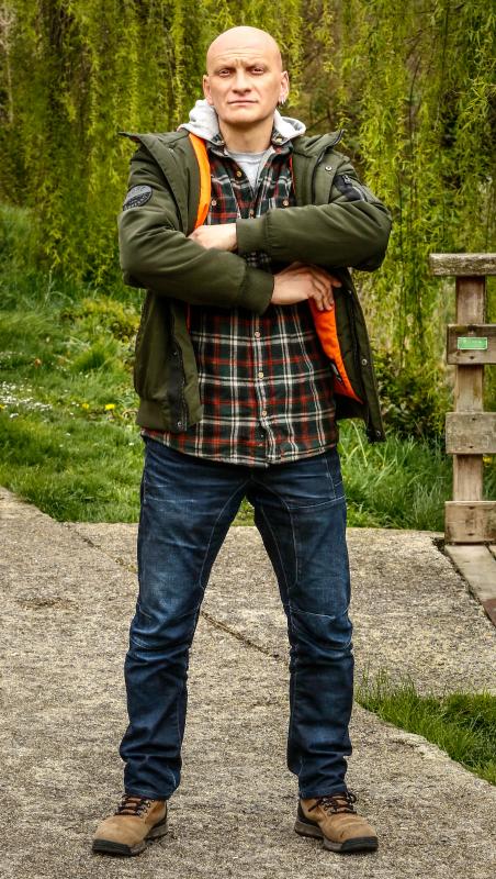 Pablo Castellano se decanta por ‘looks’ de sport en su día a día y se declara enemigo del traje. “En Vitoria a la gente le gusta vestir bien, yo me compro poca ropa”.