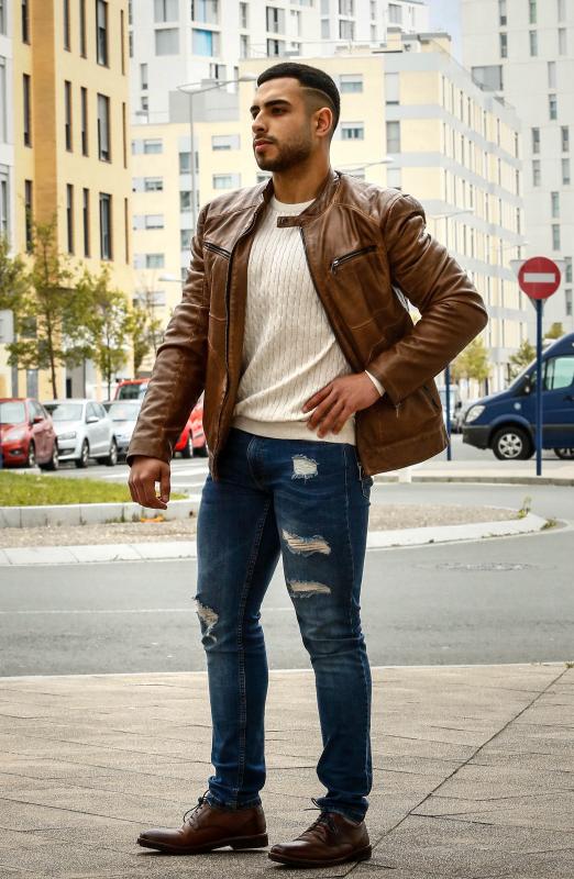 A Sebastián Correa le gusta el estilo “formal”, las camisas y el traje. Para el paseo de hoy ha escogido una cazadora de cuero marrón y vaqueros rotos.