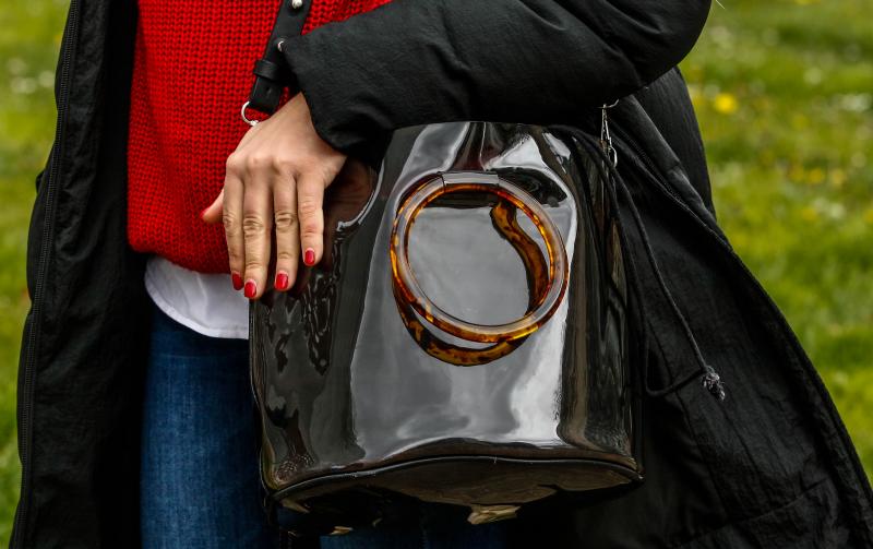 Patricia Dopazo se define como “muy variable” a la hora de vestir. Hoy va “sencilla” con gafas de sol Massimo Dutti y abrigo y botas de Zara.