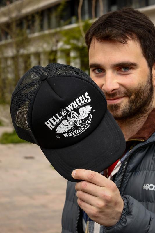 Edu Pereda es un incondicional del estilo ‘skater’: gorras, camisas de cuadros, pantalones anchos y deportivas trotadas.