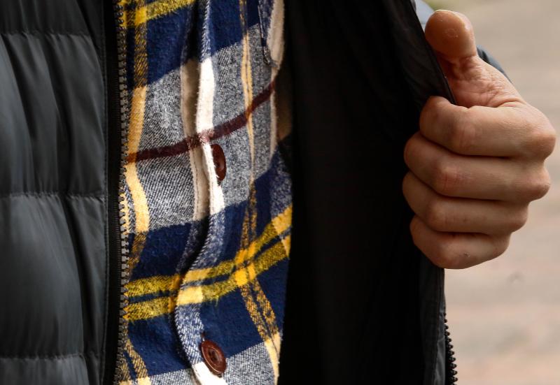 Edu Pereda es un incondicional del estilo ‘skater’: gorras, camisas de cuadros, pantalones anchos y deportivas trotadas.