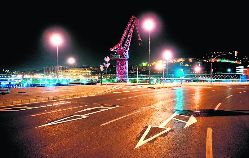 Sin coches. La Carola se asoma al puente Euskalduna, desangelado de madrugada.