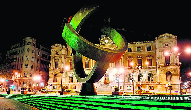De hierro. La escultura de Oteiza simboliza la encrucijada en que confluyen todas las vías de Bilbao, un imán que atrapa estelas.