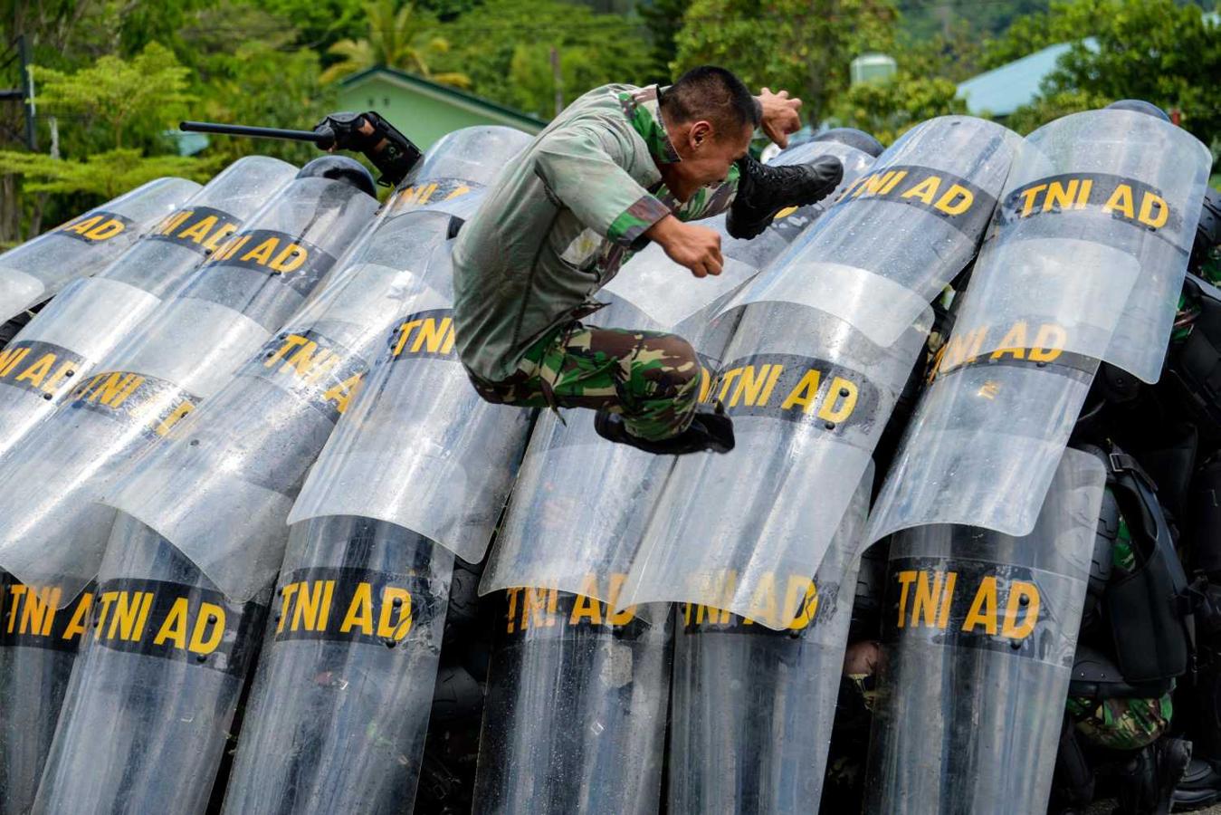 Soldados indonesios durante unas prácticas de antidisturbios, en previsión de las próximas elecciones, en Bada Aceh, Indonesia