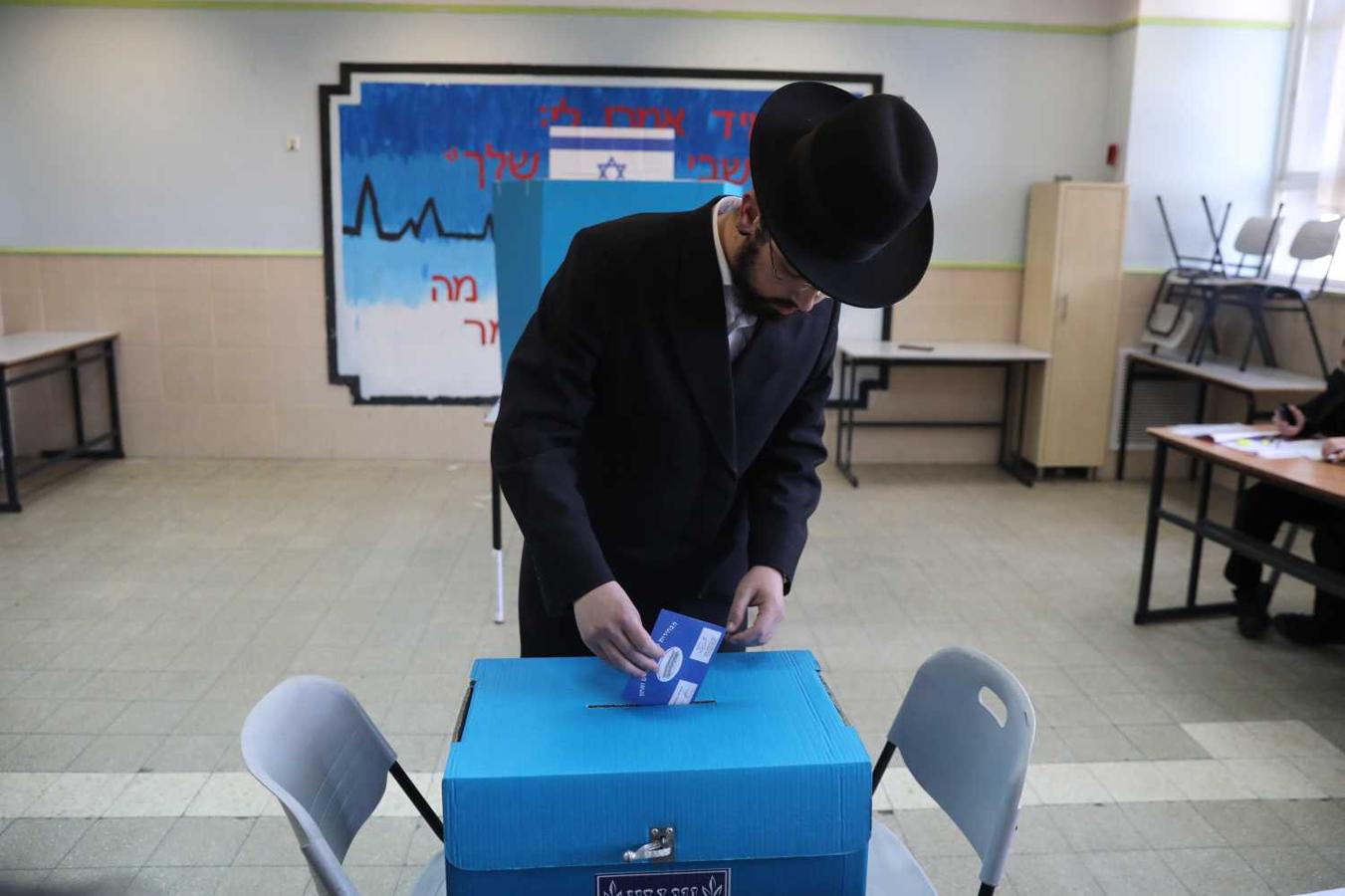 Un judío ultraortodoxo ejerce su derecho al voto en las elecciones generales en un colegio electoral de Jerusalén. 
