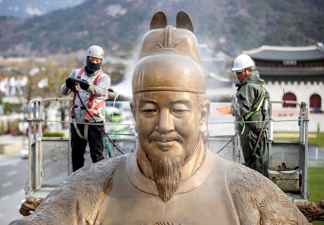 Limpieza de la estatua del rey Sejong con agua presurizada en la Plaza Gwanghwamun, en el centro de Seúl, Corea del Sur. Sejong fue el cuarto rey de la Dinastía Joseon (1392-1910)